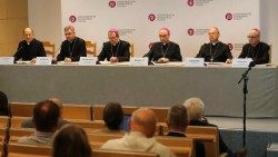 I rappresentanti della Conferenza Episcopale Polacca nella conferenza stampa al termine dei lavori dell'assemblea plenaria