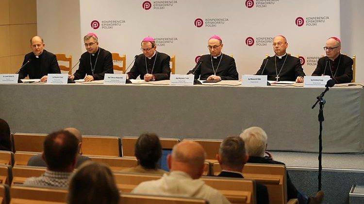 I rappresentanti della Conferenza Episcopale Polacca nella conferenza stampa al termine dei lavori dell'assemblea plenaria