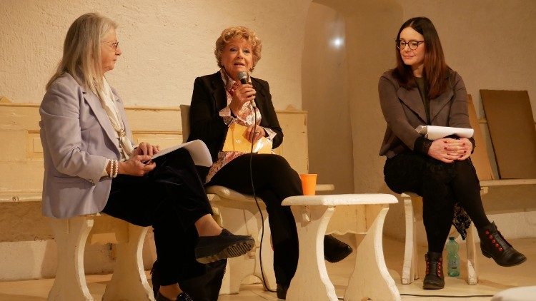 Stefania Porrino, Dacia Maraini ed Elisa Fantinel durante il dialogo
