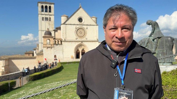 Fray Jorge Rolando Fern&aacute;ndez, OFMconv, acompa&ntilde;a peregrinos que hablan espa&ntilde;ol para prepararlos con una catequesis al encuentro de San Francisco de As&iacute;s.