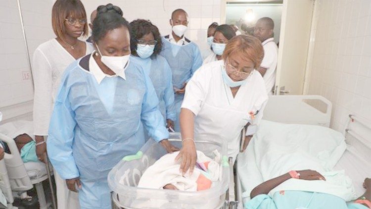 A Ministra da Sa&uacute;de, Silvia Lutucuta, numa maternidade