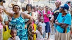 Donne haitiane con i loro bambini