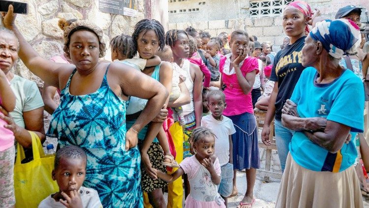 Donne haitiane con i loro bambini