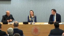 Сустрэча ў “Зале Марконі”. Злева направа: кардынал дэ Мендонса, Франчэска Лалабрыджыда, Алесандра Джызоці