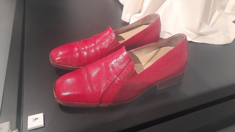 Dürfen in der Ausstellung nicht fehlen: Benedikts rote Schuhe