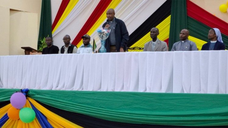 Katibu Mkuu wa AMECEA akitoa neno wakati wa sherehe za kuagana