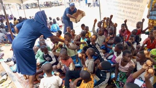 Nigeria: Schwestern s&auml;en Hoffnung in Fl&uuml;chtlingslagern