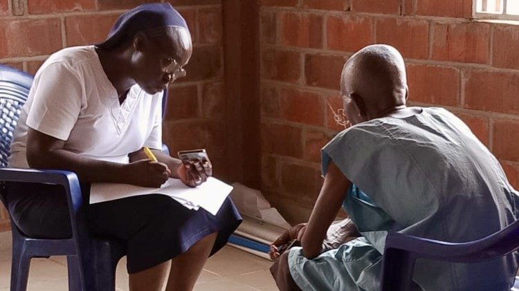 Joseph Angur, deslocado interno em Makurdi, com Ir. Mary Unwuchola, uma Mission&aacute;ria do Santo Ros&aacute;rio (foto: Ir. Patience Mary Udele, MSHR)
