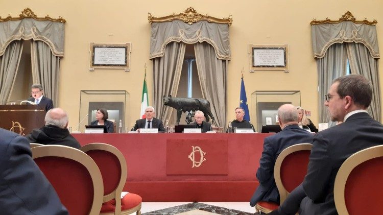 Kardinal Parolin bei der Buchvorstellung