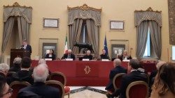 Pietro Parolin bíboros az Olasz Képviselő házban a XIV. Leó pápáról szóló könyv bemutatóján