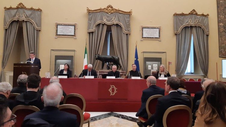 Pietro Parolin bíboros az Olasz Képviselő házban a XIV. Leó pápáról szóló könyv bemutatóján