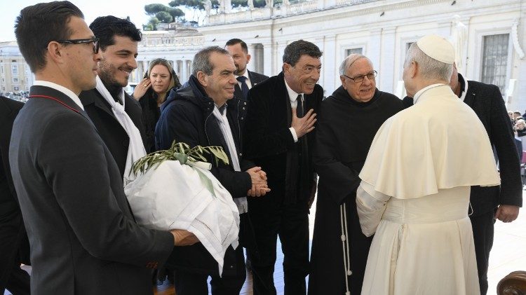 La famiglia Fiasconaro offre al Pontefice una colomba pasquale