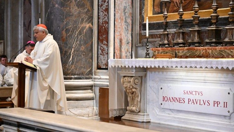 Kard. Konrad Krajewski przy grobie św. Jana Pawła II (fot. ks. Marek Weresa)