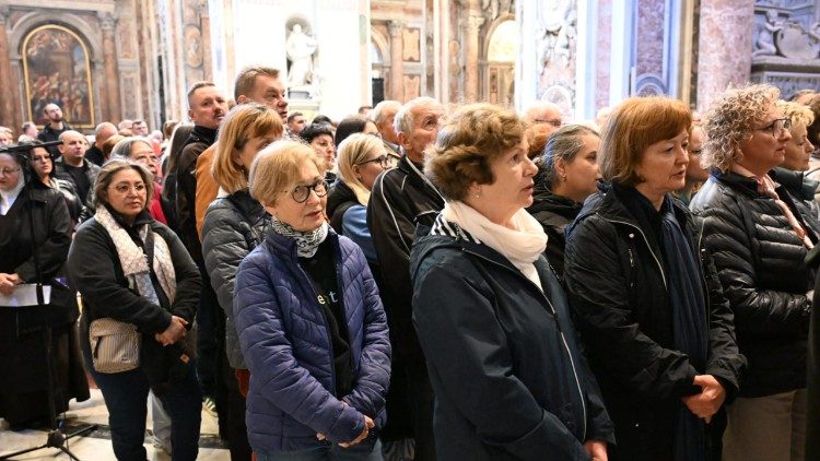 Uczestnicy Mszy św. przy grobie św. Jana Pawła II (fot. ks. Marek Weresa)