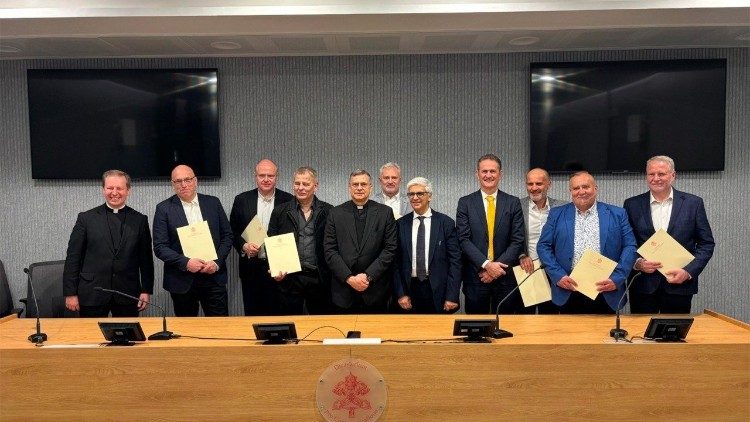 La firma dell'accordo nella Sala Marconi di Palazzo Pio