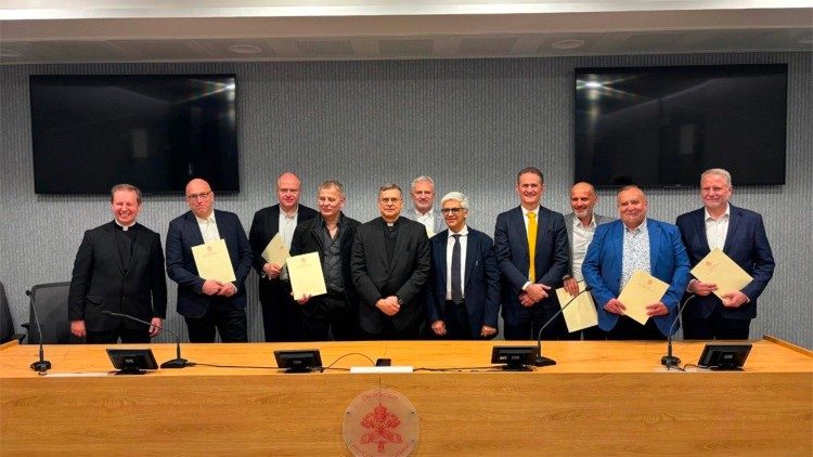  La firma del acuerdo en el Sal&oacute;n Marconi del Palazzo Pio