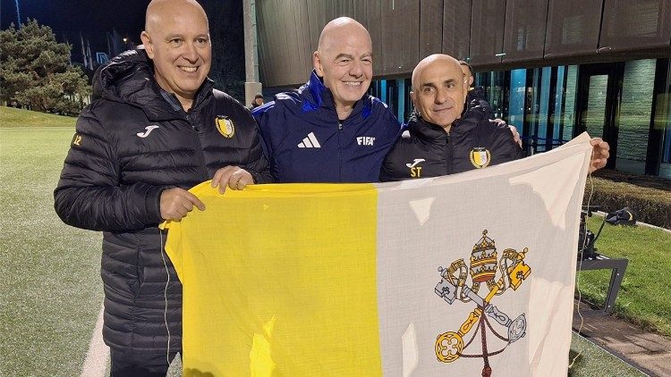Fifa-Pr&auml;sident Gianni Infantino (Mitte) mit dem Vorstand des vatikanischen Fu&szlig;ball-Verbands
