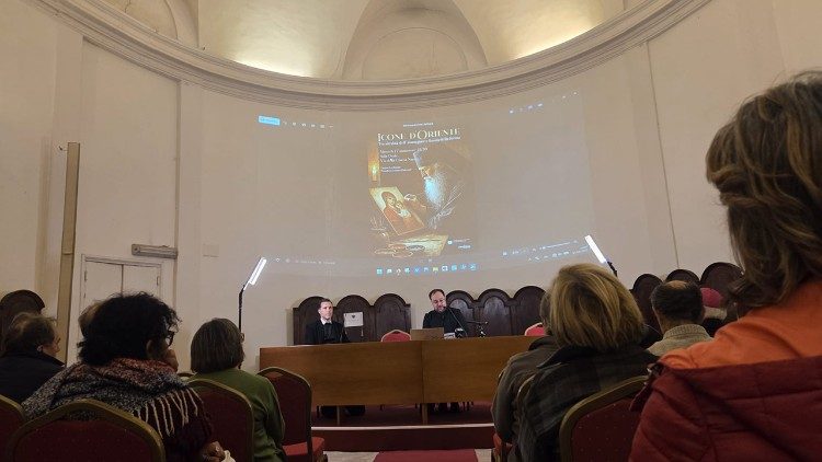 Lucian Lechintan durante la conferenza nella Sala Ovale della Chiesa Nuova. 