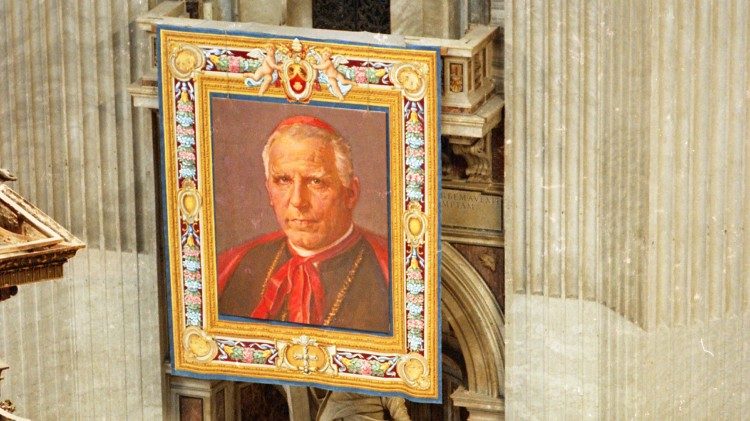 Габелен з партрэтам Клеменса Аўгуста фон Галена падчас беатыфікацыйнай Імшы