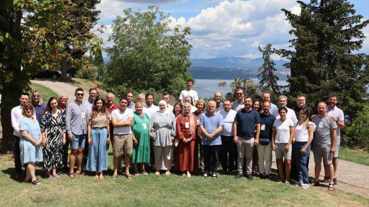 Foto di gruppo dei 40 partecipanti e dei docenti degli Incontri Teologici del 2025