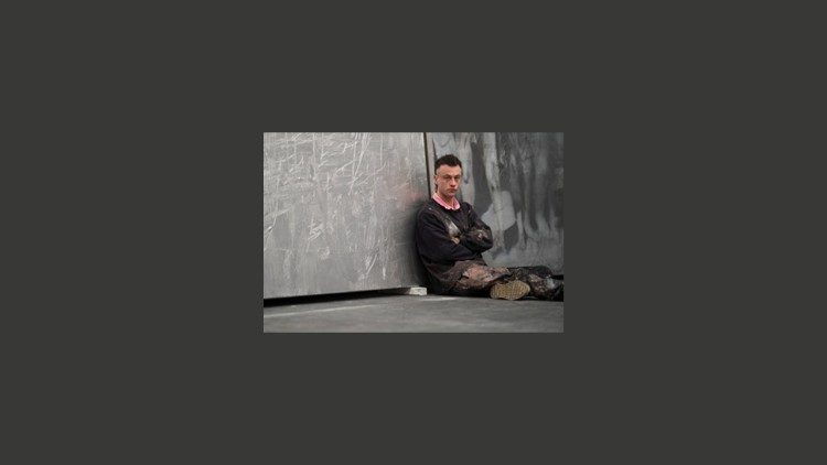 Un ritratto dell'artista George Rouy nel suo studio, 2026