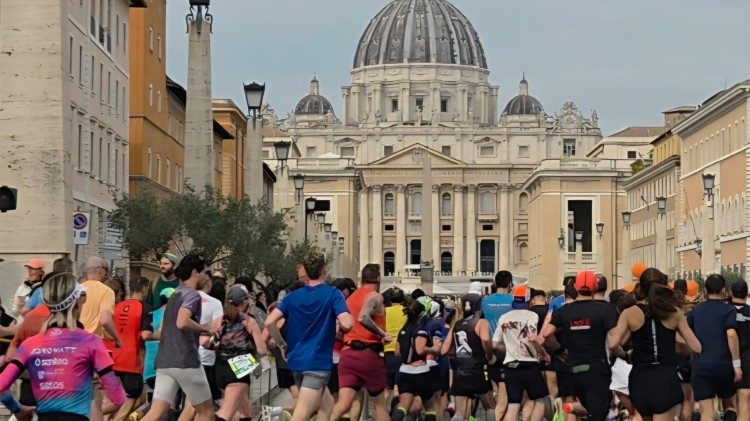 Atletas passaram diante da Pra&ccedil;a S&atilde;o Pedro