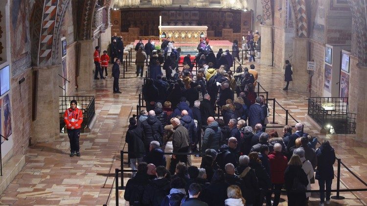 Assisi, pellegrini in coda per venerare le spoglie mortali di San Francesco