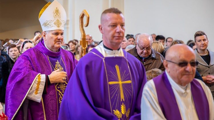 Sisački biskup Vlado Košić u Posavskim Bregima (Foto: Sisačka biskupija)