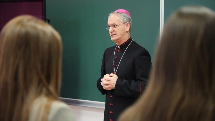 Nadbiskup Dražen Kutleša u Nadbiskupskoj klasičnoj gimnaziji (Foto: TUZGN)