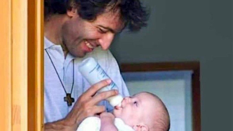 Don Roberto e un piccolo bambino