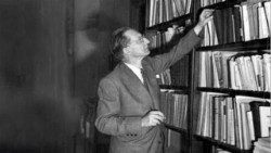 De Gasperi nella sua biblioteca personale