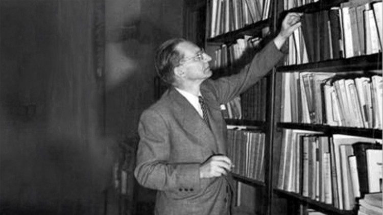 De Gasperi nella sua biblioteca personale