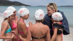 ಮೊನಾಕೊದ ಯುವರಾಣಿ ಶಾರ್ಲಿನ್ ಅವರು ಯುವ ಈಜುಗಾರರೊಂದಿಗೆ ಕೆಲಸದಲ್ಲಿ ನಿರತರಾಗಿರುವ ದೃಶ್ಯ.