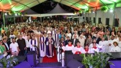 Cardeal Odilo Pedro Scherer, padres concelebrantes, servidores do altar e assembleia de fiéis na missa em ação de graças pelos 30 anos do Arsenal da Esperança em São Paulo, no sábado, 21 Fotos: Luciney Martins/O SÃO PAULO.