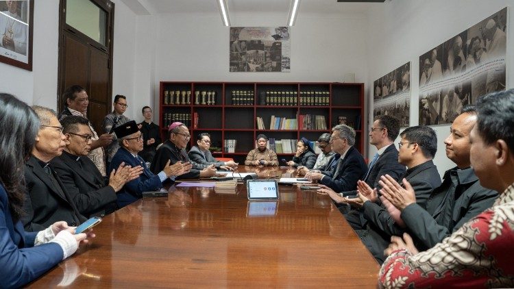 2026.03.25:Wawakilishi wa Baraza la Kipapa la Mawasiliano,Balozi wa Indonesia, na wajumbe wa Baraza la Maaskofu wa Indonesia.