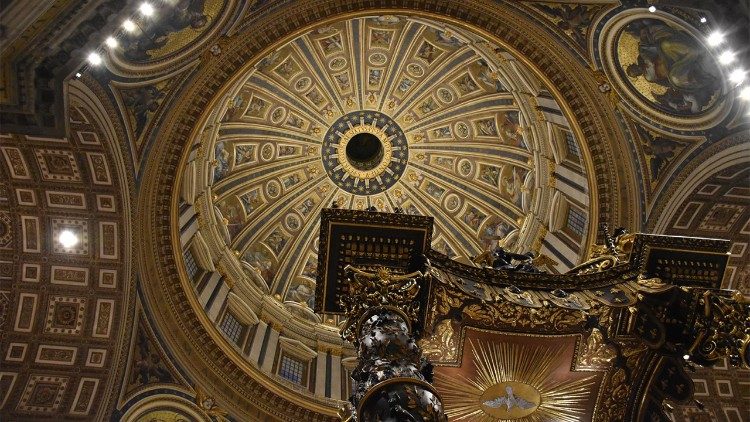 Die Kuppel der Vatikanischen Basilika, die den Bernini-Baldachin über dem Papstaltar und dem Petrusgrab überragt