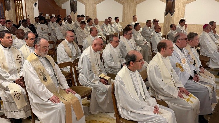 Un momento della celebrazione nella cappella di Casa Santa Marta