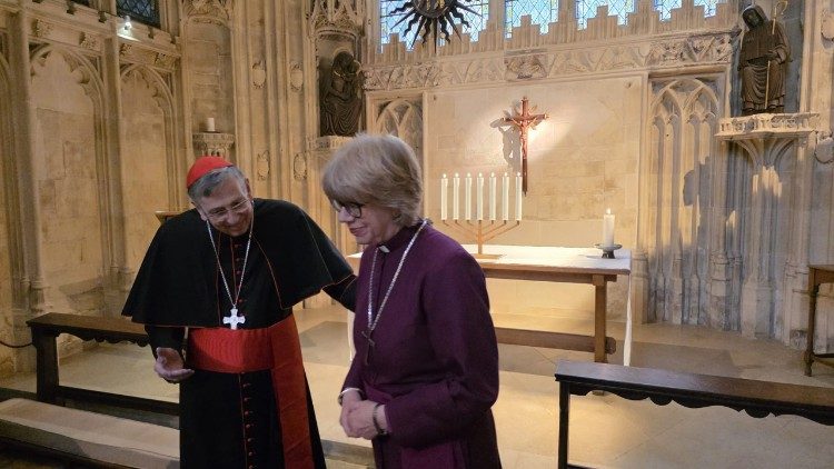 A nova arcebispa de Cantuária, Sarah Mullally, com o prefeito do Dicastério para a Promoção da Unidade dos Cristãos, cardeal Kurt Koch, enviado do Papa