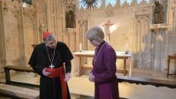Il nuovo arcivescovo di Canterbury, Sarah Mullally, con il cardinale Kurt Koch, prefetto del Dicastero per la promozione dell'unità dei cristiani e inviato del Papa