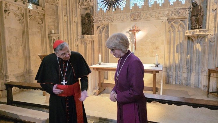 Il nuovo arcivescovo di Canterbury, Sarah Mullally, con il cardinale Kurt Koch, prefetto del Dicastero per la promozione dell'unità dei cristiani e inviato del Papa