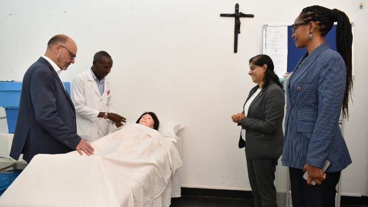 Visita ao Laborat&oacute;rio da Faculdade de Ci&ecirc;ncias de Sa&uacute;de da UCM