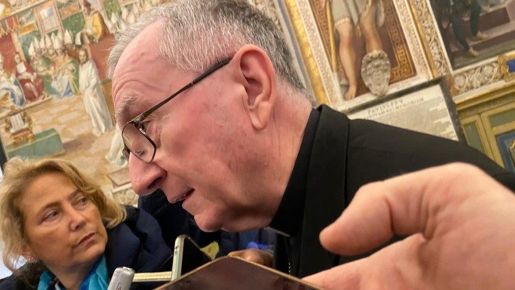 Kardinal Parolin gegenüber Journalisten in der Vatikanischen Bibliothek