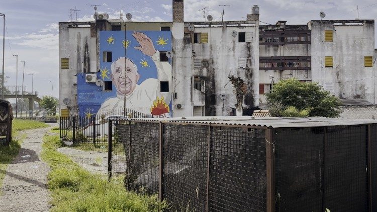 Murales di Papa Francesco sulla facciata di un palazzo nel dipartimento di La Matanza, situato nell'area metropolitana di Buenos Aires