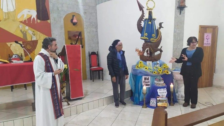Foto: Adriane Centenaro &agrave; direita e Maria Francisca Dutra, &agrave; esquerda, durante apresenta&ccedil;&atilde;o da Laudato Si’ em sua par&oacute;quia