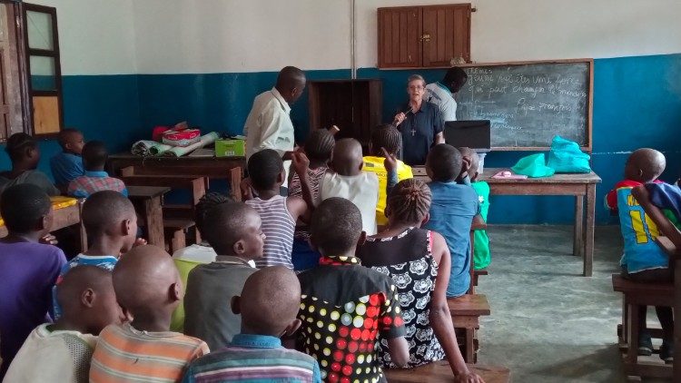 Sr. Francisca bei einer Unterrichtsstunde mit den Waisen – Foto: Sr. Francisca S&aacute;nchez