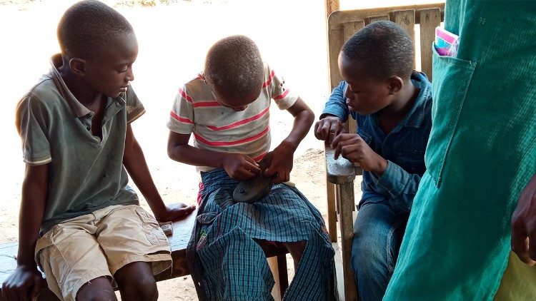 Kinder lernen im Zentrum das Schuhmacherhandwerk von einem Meister – Foto: Sr. Francisca S&aacute;nchez