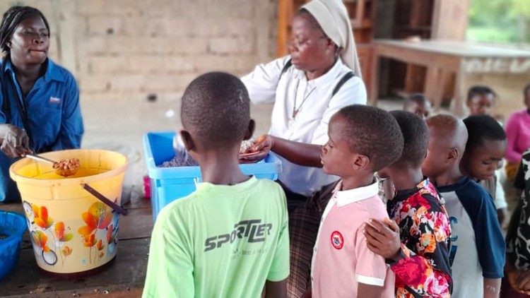 Sr. Nicole bei der Mittagsessenausgabe an die kleinen G&auml;ste des Zentrums – Foto: Mboma Enenze Nicole