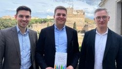 V. l.: Sebastian Pietsch, Christian Hümpfner und Prof. Stephan Wahle bei Radio Vatikan