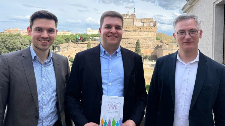 V. l.: Sebastian Pietsch, Christian Hümpfner und Prof. Stephan Wahle bei Radio Vatikan