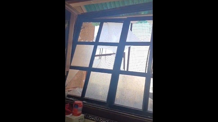 חלונות דירתה שהתנצפו כתוצאה מהדף הטיל (© האב פיוטר, נציגות יעקב הצדיק).